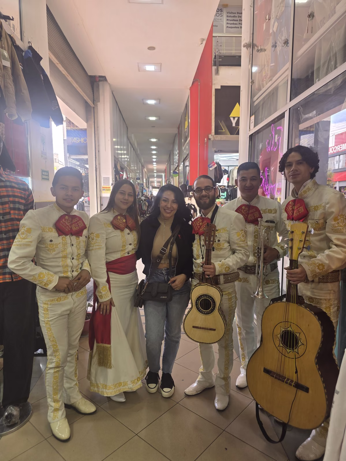 Grupo de mariachis urgentes listo para salir a un evento en Bogotá