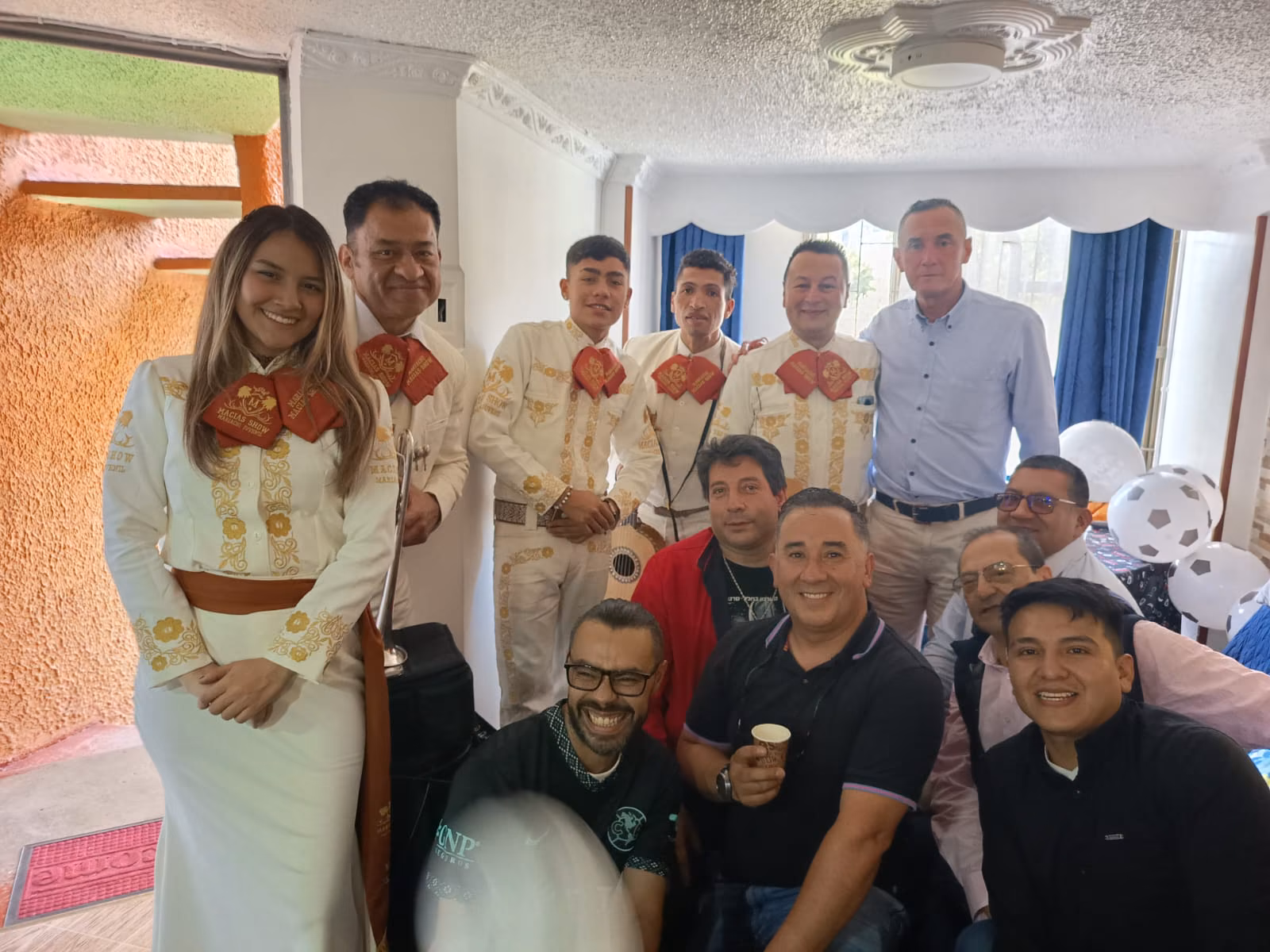 Cantante de mariachi con una familia en Chía