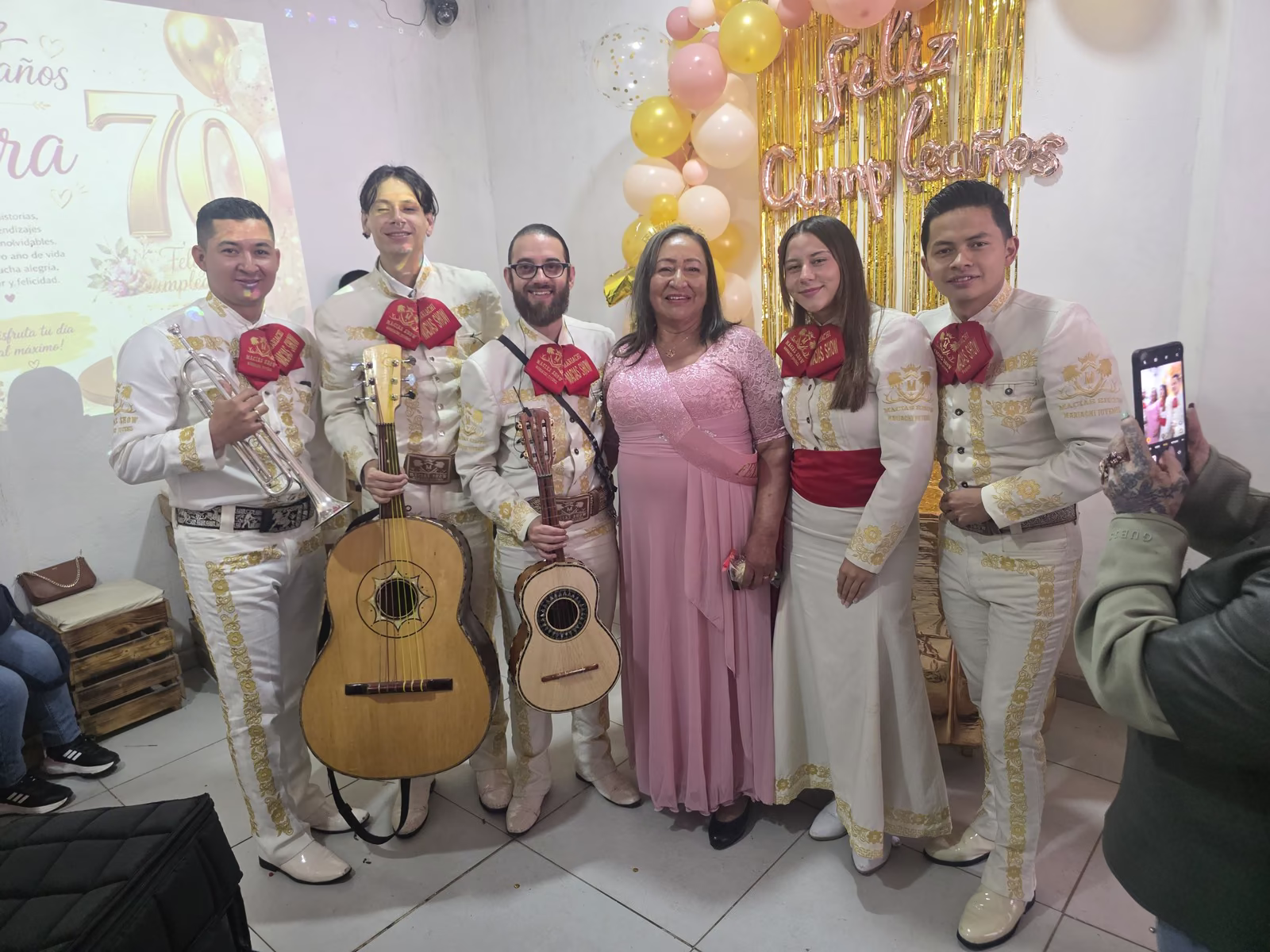 Mariachis para cumpleaños en Bogotá junto a la festejada con globos y decoración de fiesta