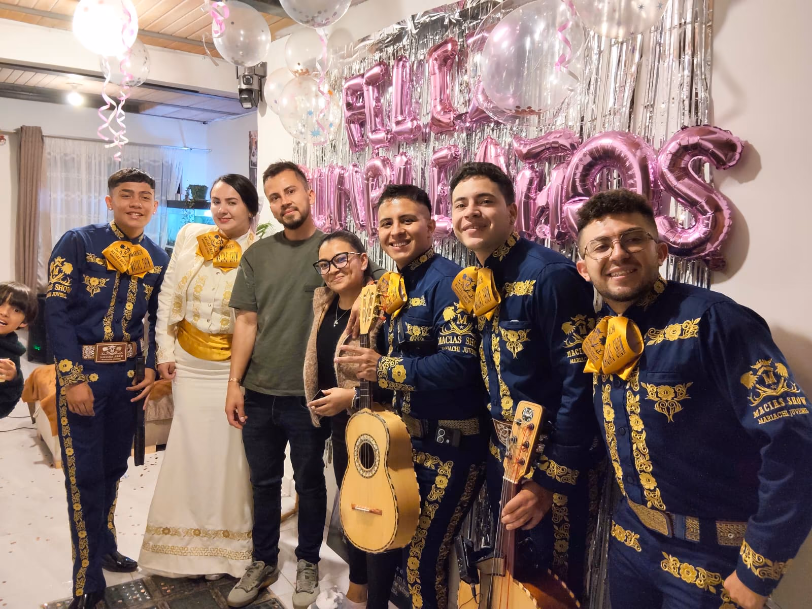 Mariachis con trajes azules celebrando un cumpleaños en Bogotá