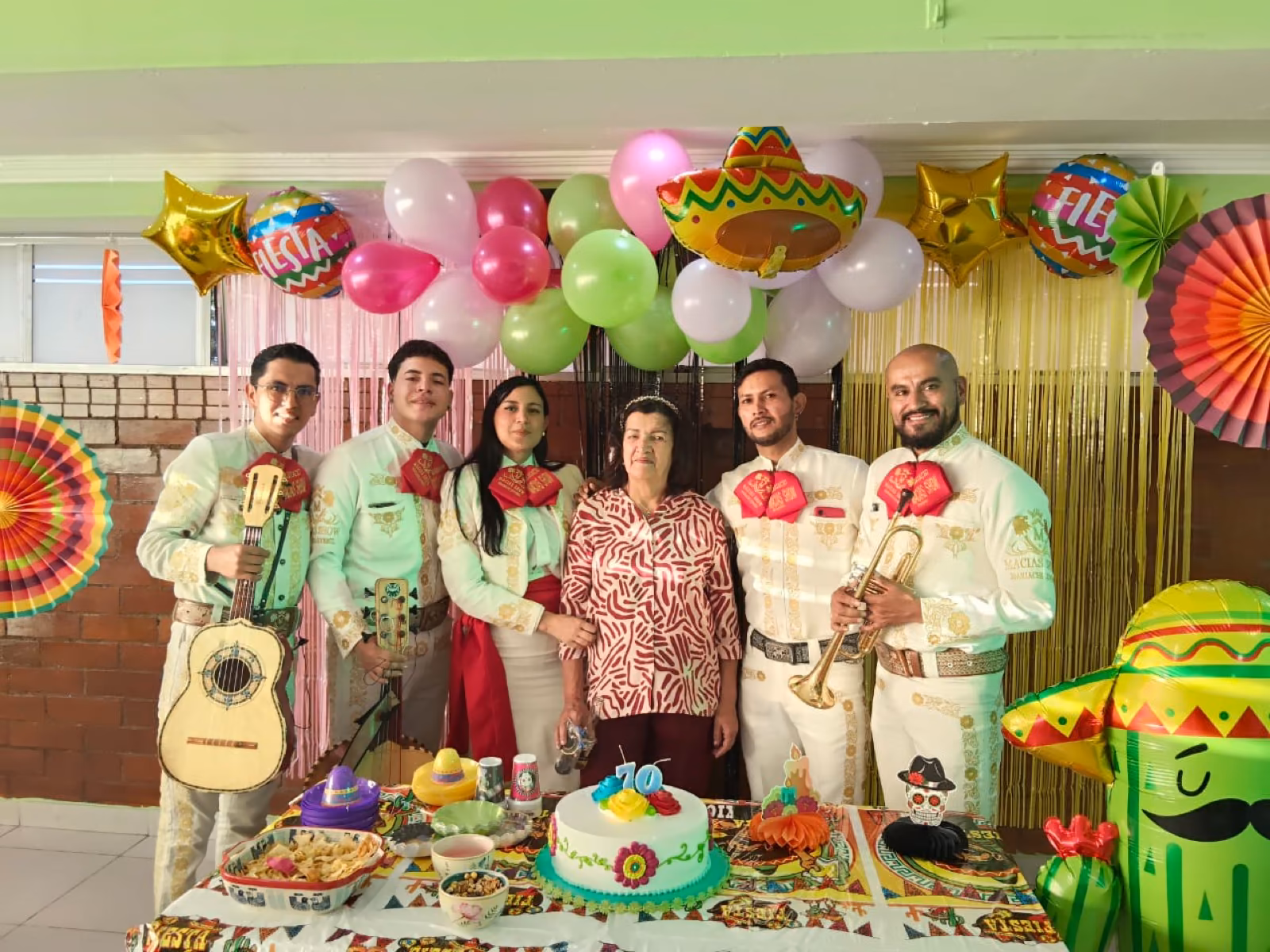 Mariachi para cumpleaños en Bogotá cantando a una señora en su fiesta de 70 años