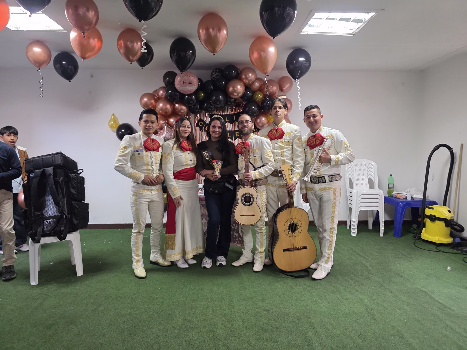 Mariachi tocando en vivo en una fiesta de cumpleaños en Bogotá