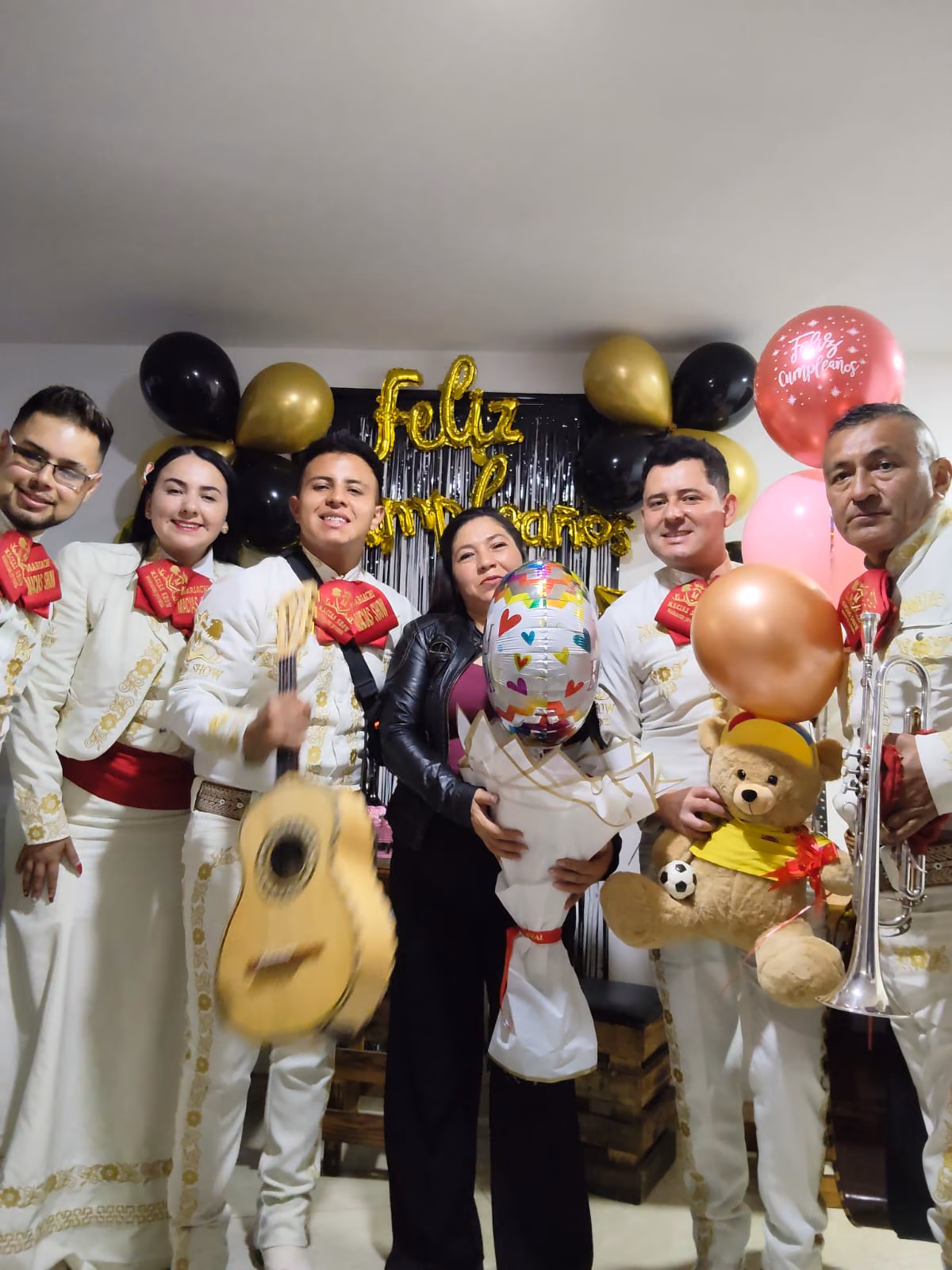 Mariachis en una celebración de cumpleaños en Kennedy, Bogotá