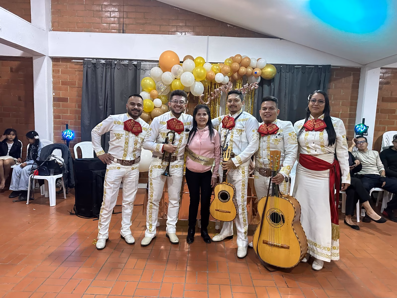 Mariachis animando un cumpleaños con globos en Bosa