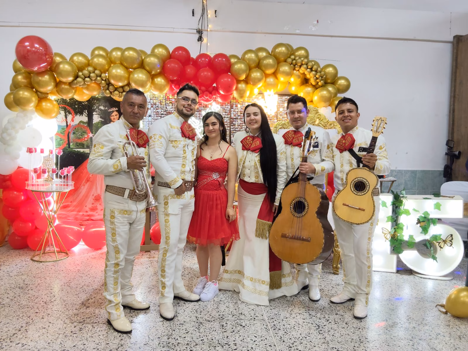 Mariachis rindiendo homenaje a un cumpleañero en Bogotá
