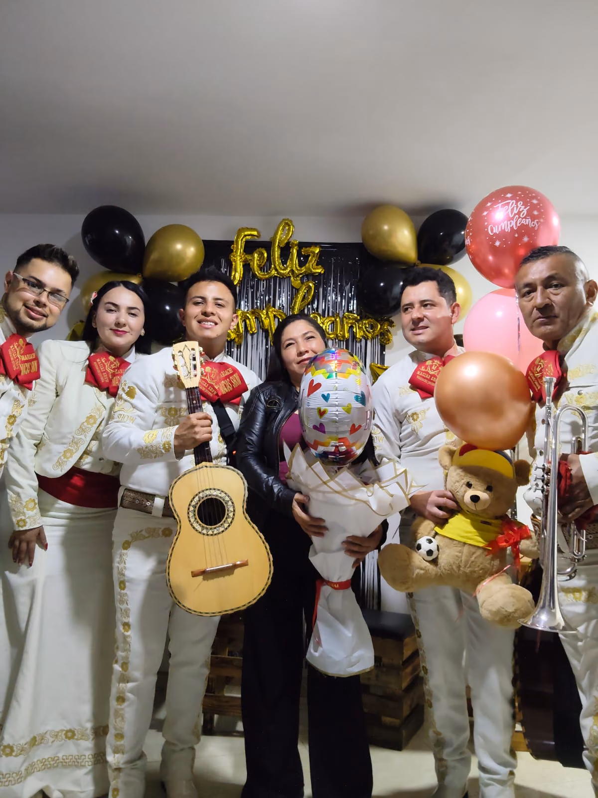 Mariachis en una celebración de cumpleaños sorpresa en Chía
