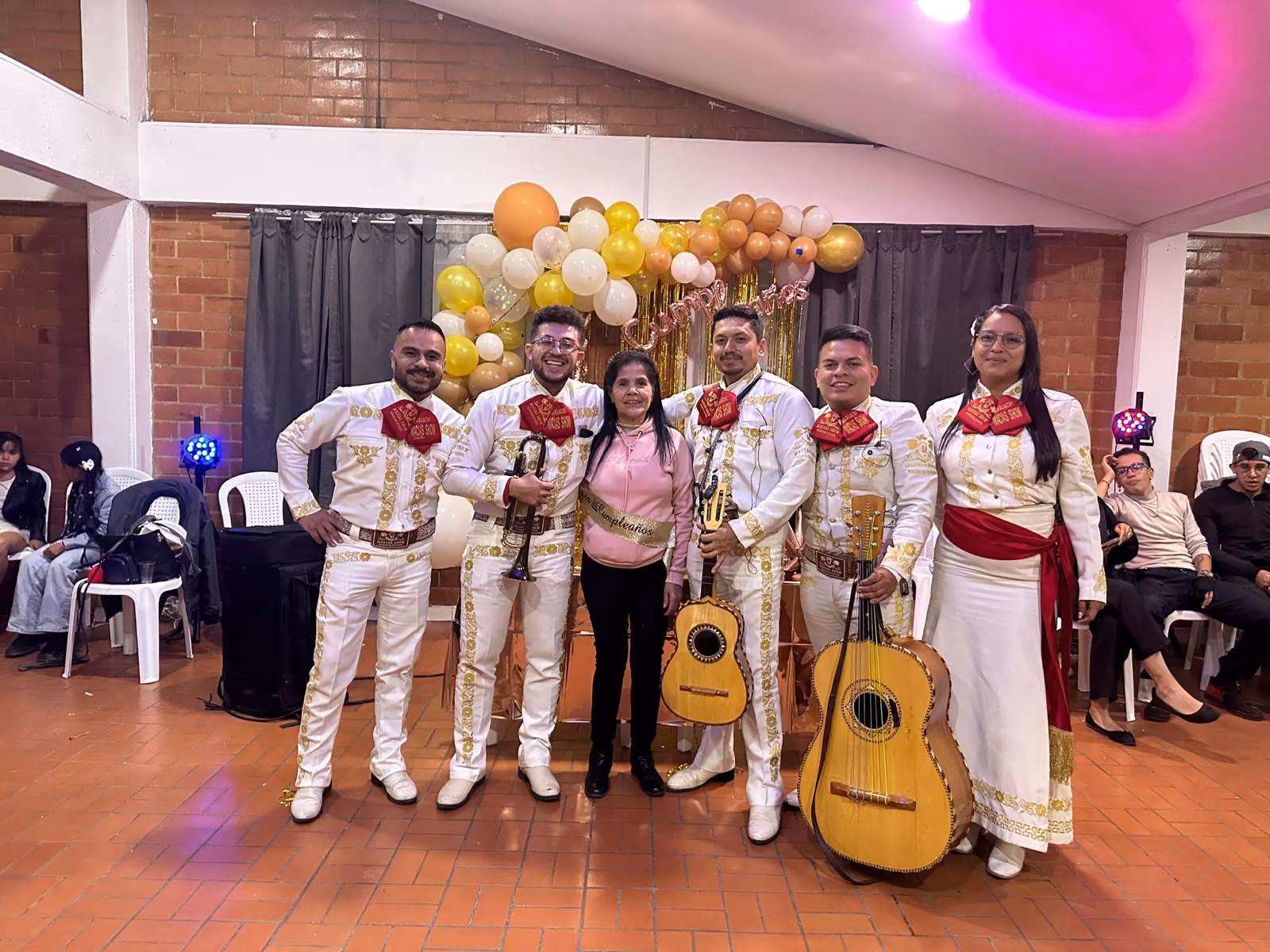 Mariachis animando un evento en un salón del norte de Bogotá