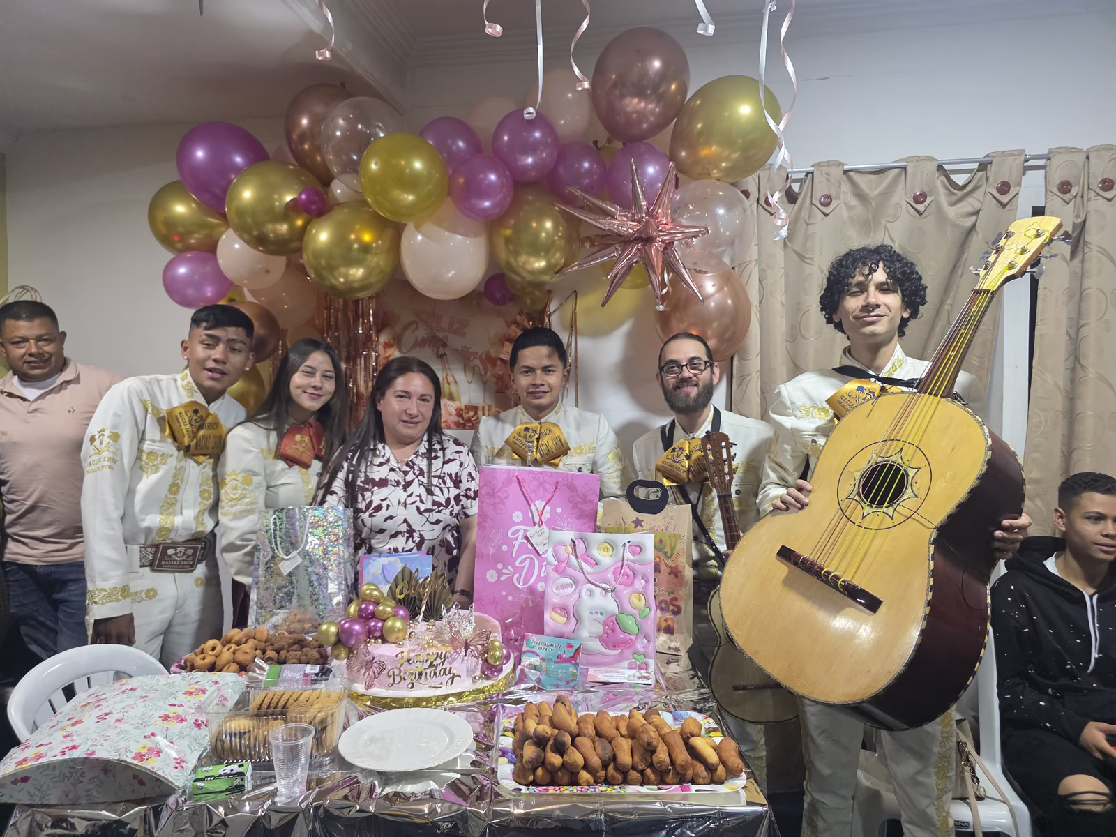 Grupo de mariachis en Soacha Cundinamarca cantando en una fiesta familiar de cumpleaños con torta y globos