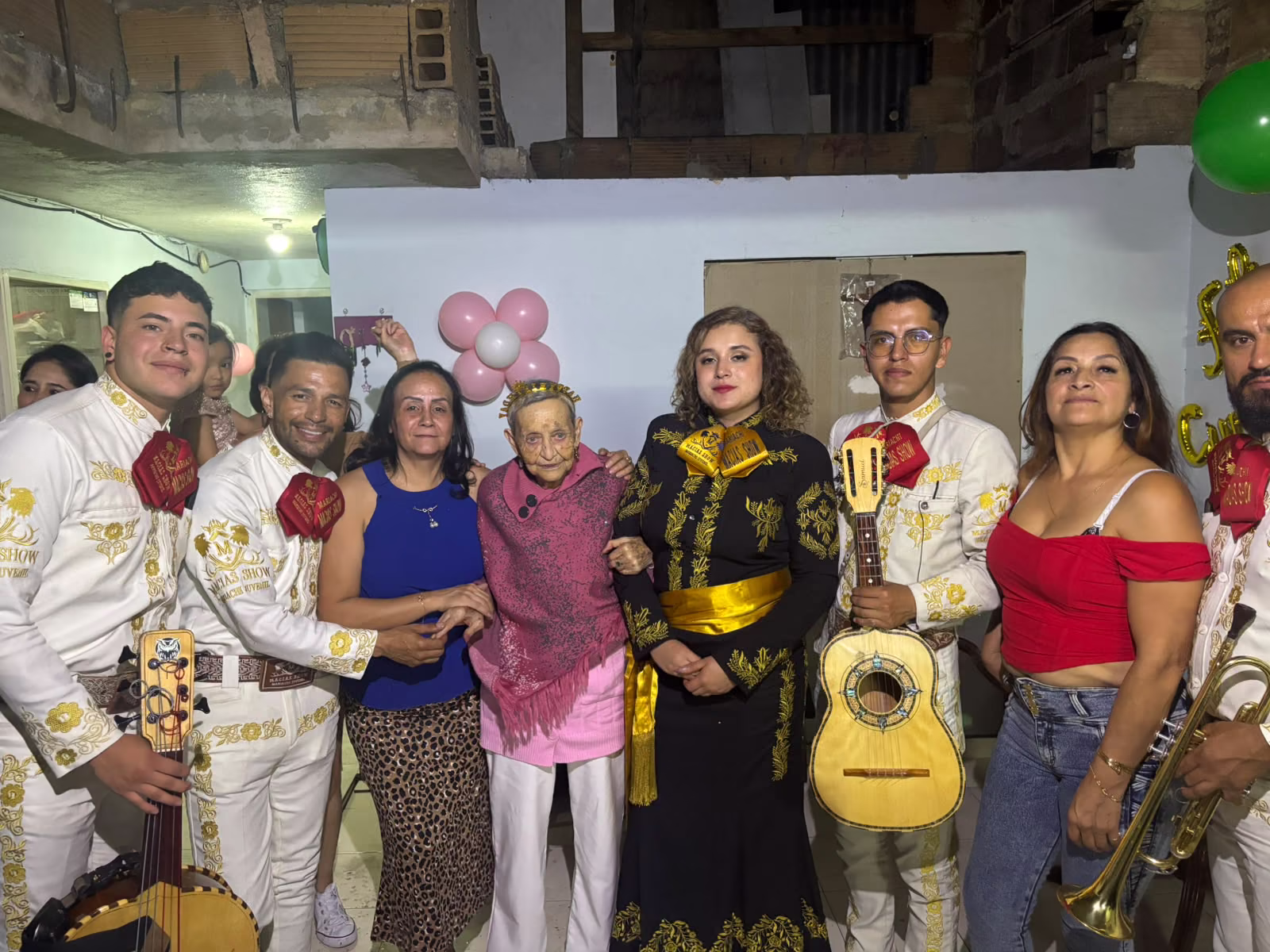 Mariachis en una fiesta familiar de cumpleaños en Bosa, Bogotá