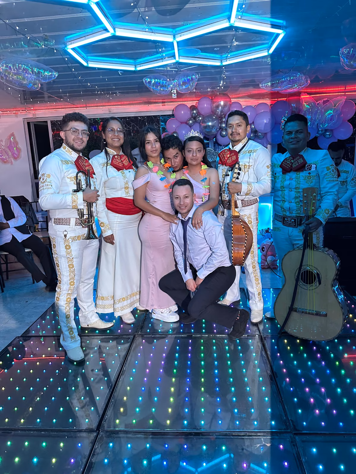 Mariachi juvenil tocando en una fiesta nocturna en Bogotá