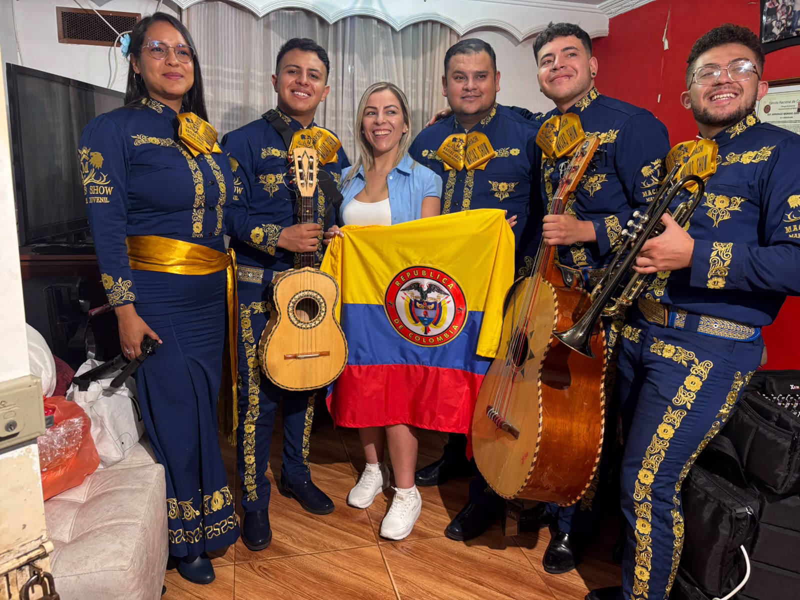 Grupo de mariachis Macías Show con la bandera de Colombia en el norte de Bogotá