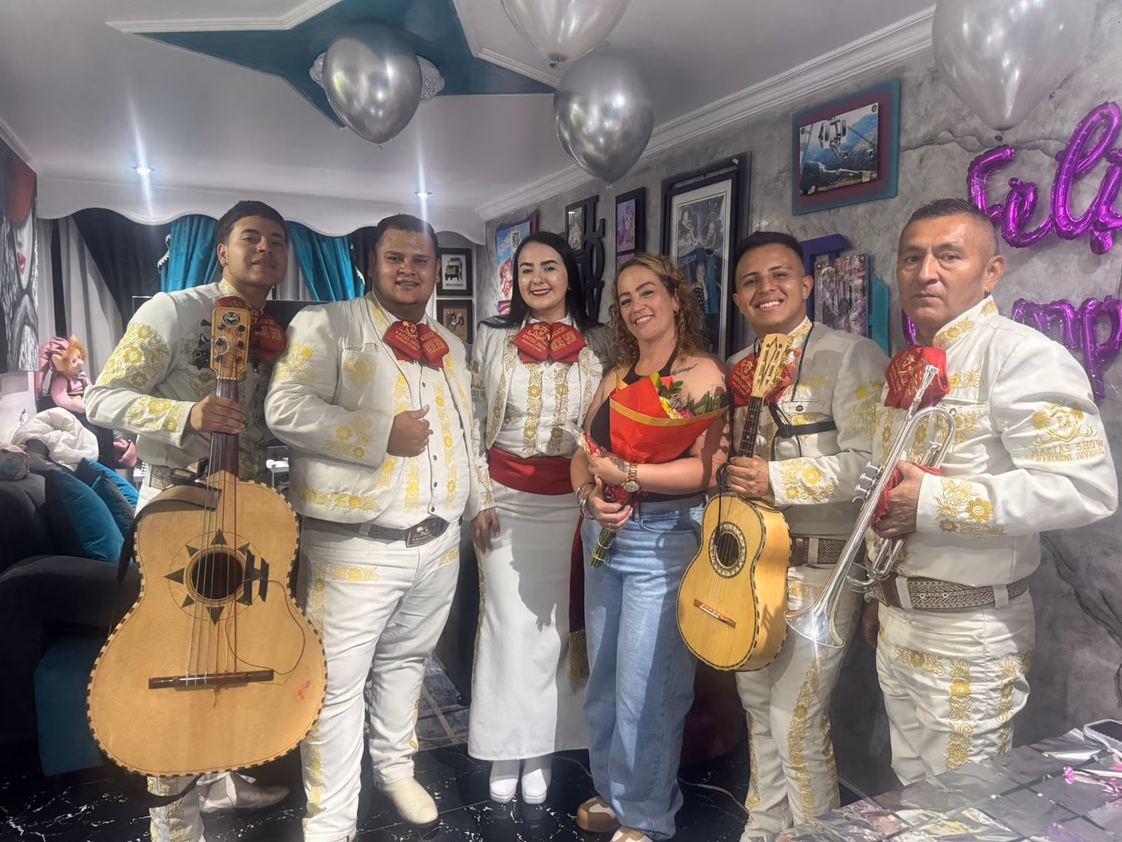 Mariachi posando con la familia después de la serenata en Bogotá