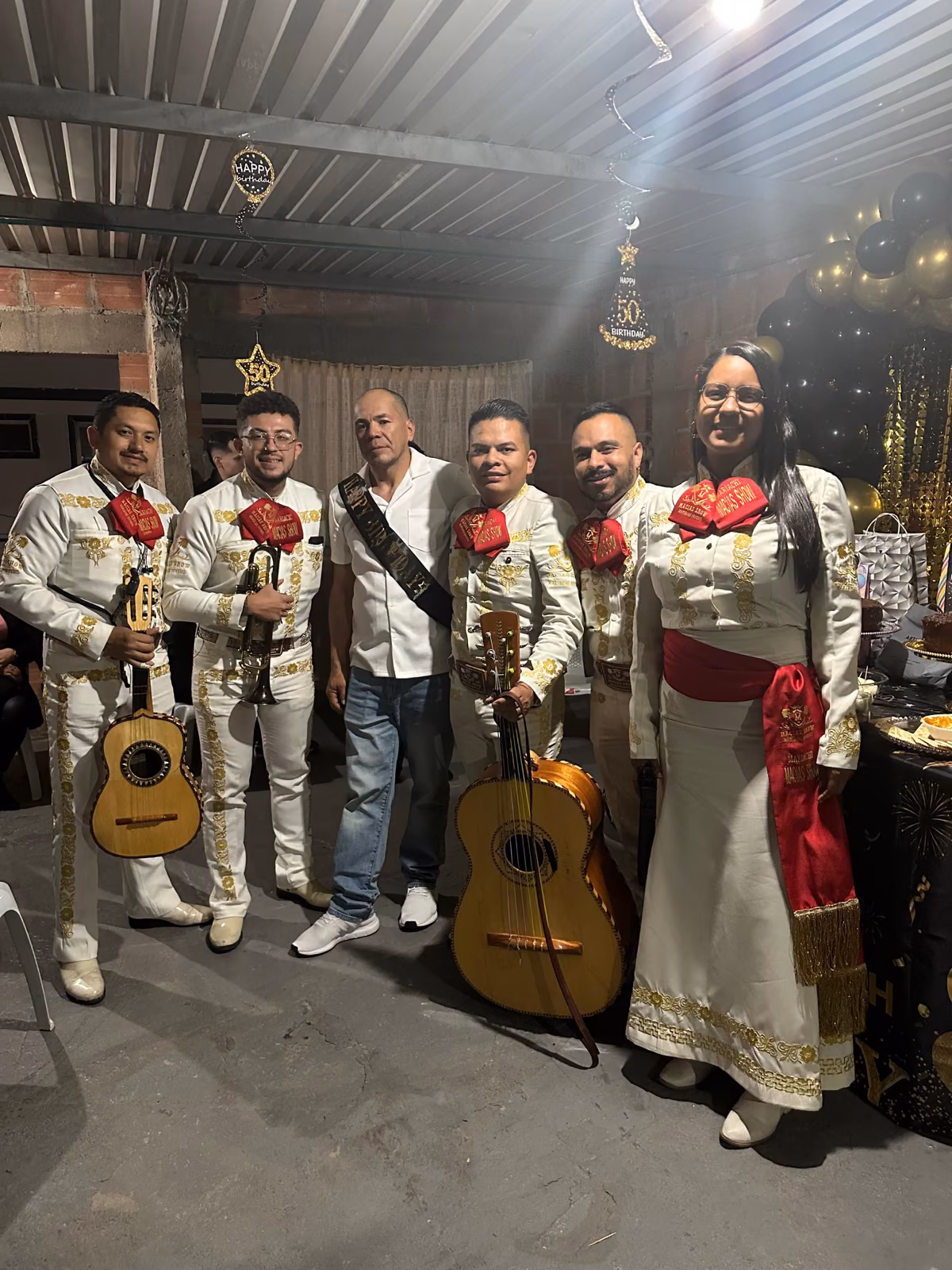 Grupo de mariachis reunido para una despedida en Bogotá