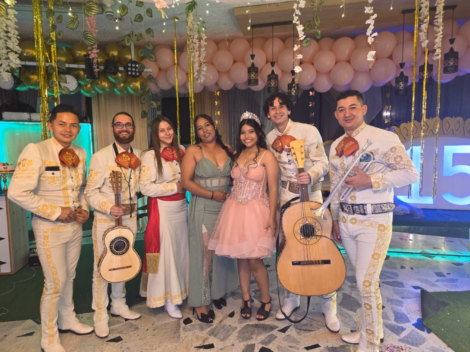 Mariachi para quince años en Bogotá acompañando a una quinceañera