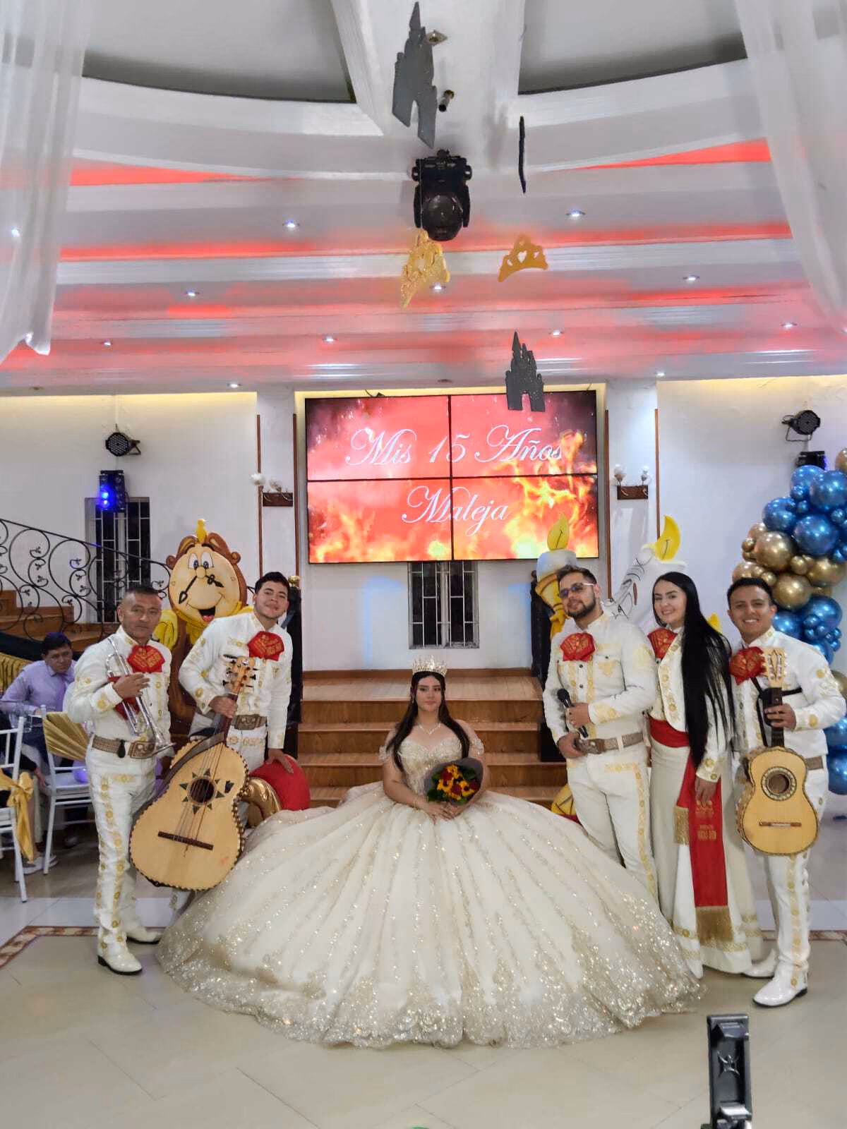 Mariachi acompañando a una quinceañera en su fiesta de 15 años en Bogotá