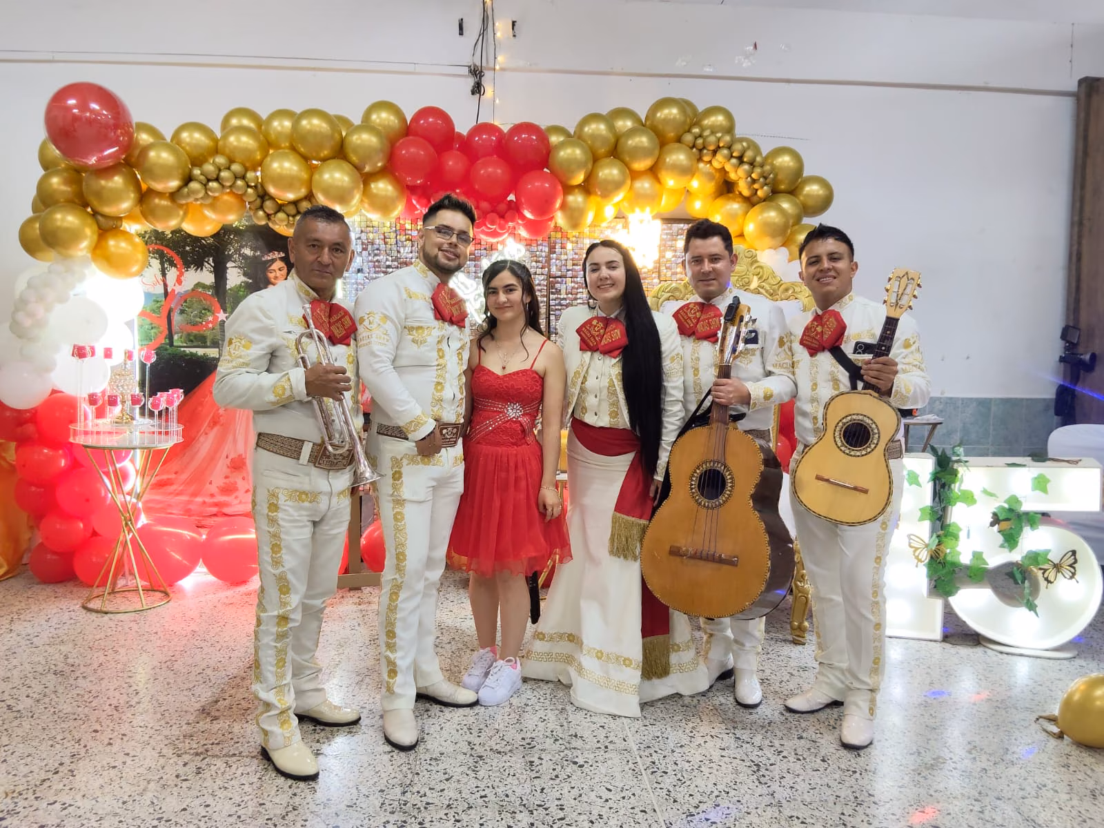 Mariachis en una fiesta de quince años en Kennedy