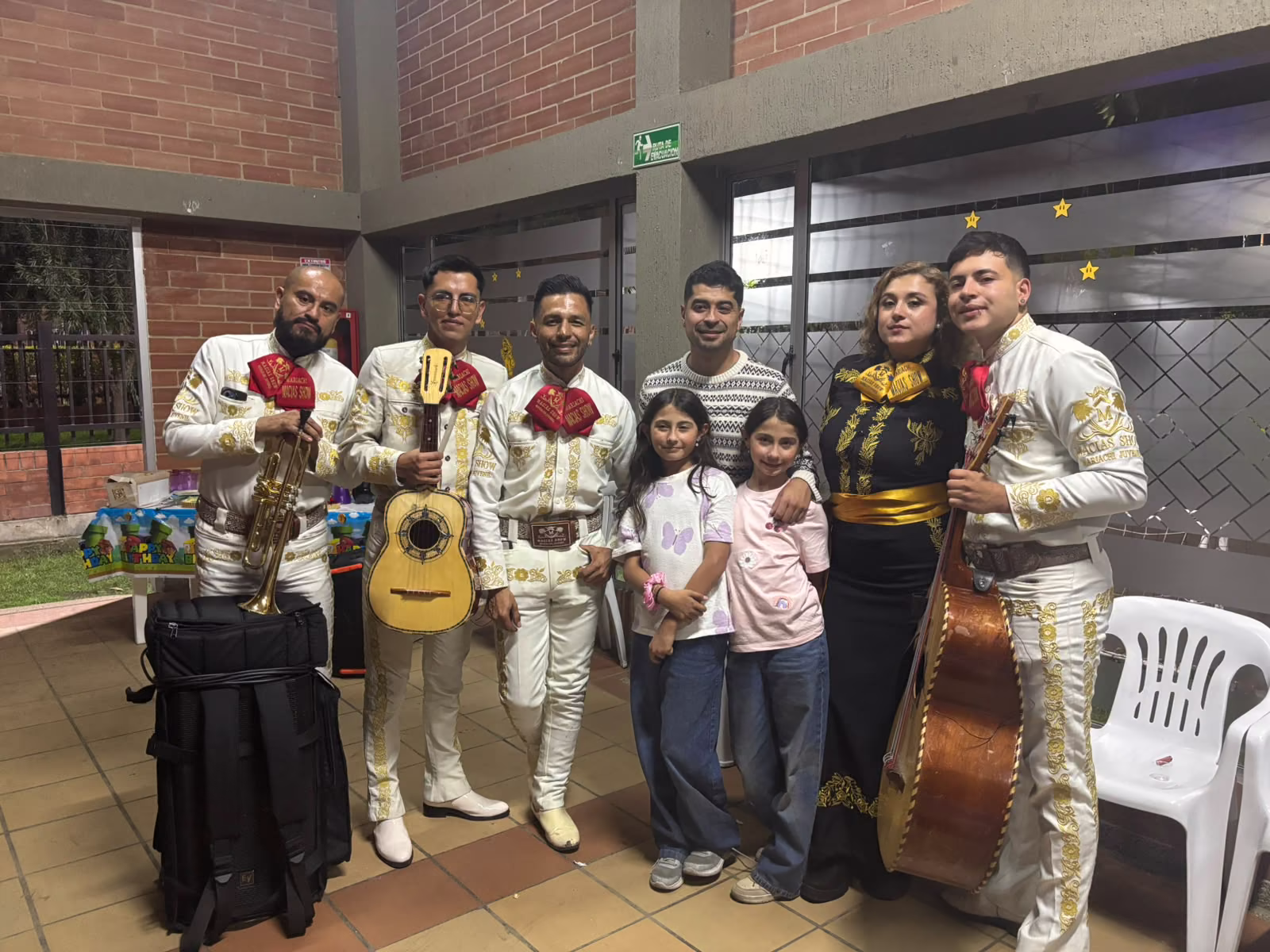 Mariachi cristiano acompañando a una familia en Bogotá