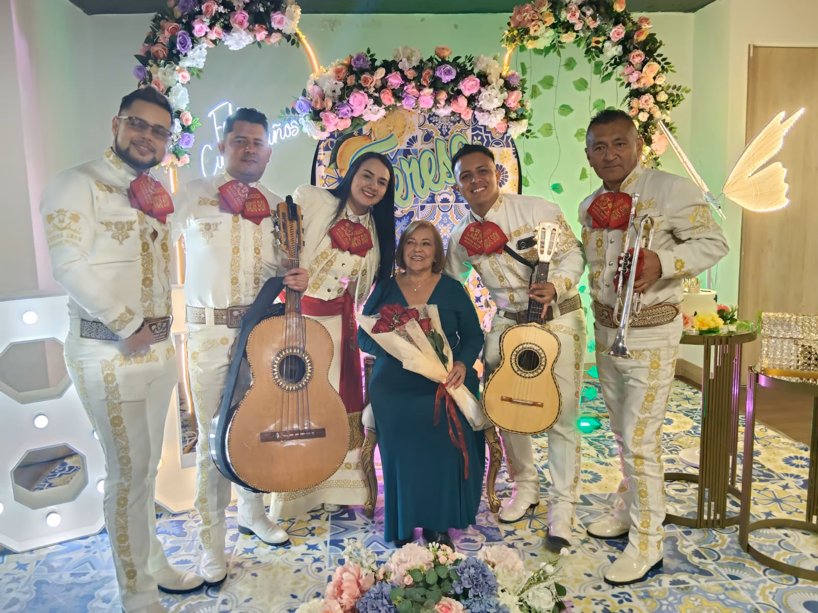 Mariachis en una serenata de aniversario en Soacha