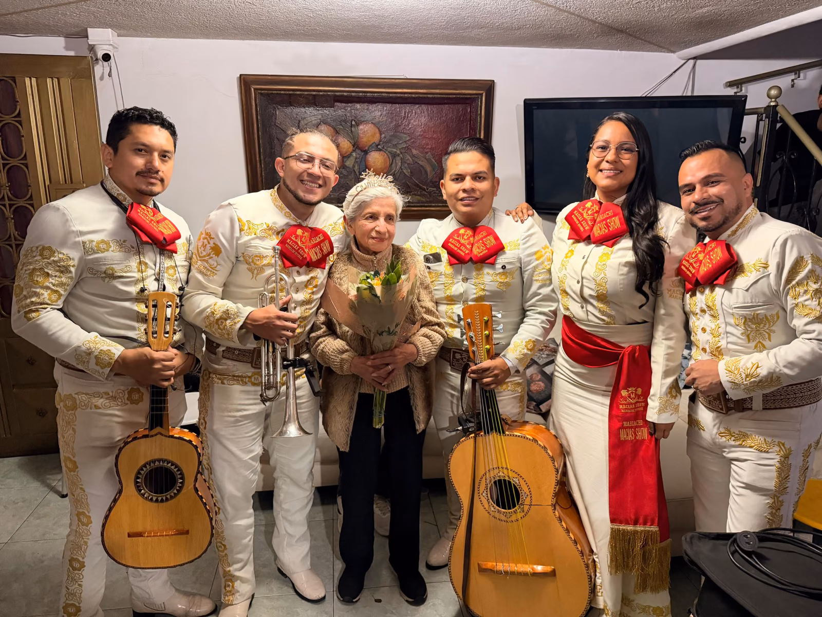 Mariachi en Bogotá dando una serenata íntima con flores en casa