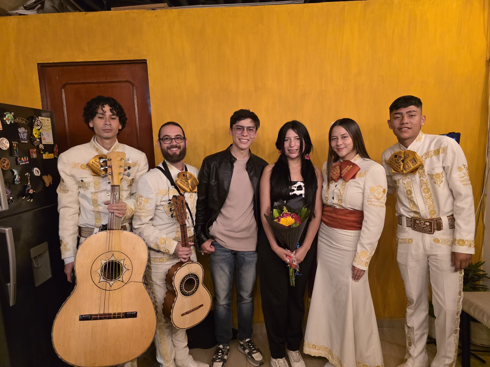 Mariachi dando una serenata sorpresa a una pareja joven en Bogotá