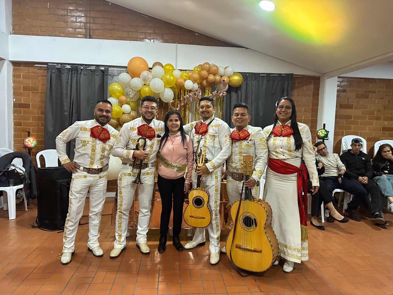Mariachi Macías Show en pleno show en vivo en Bogotá