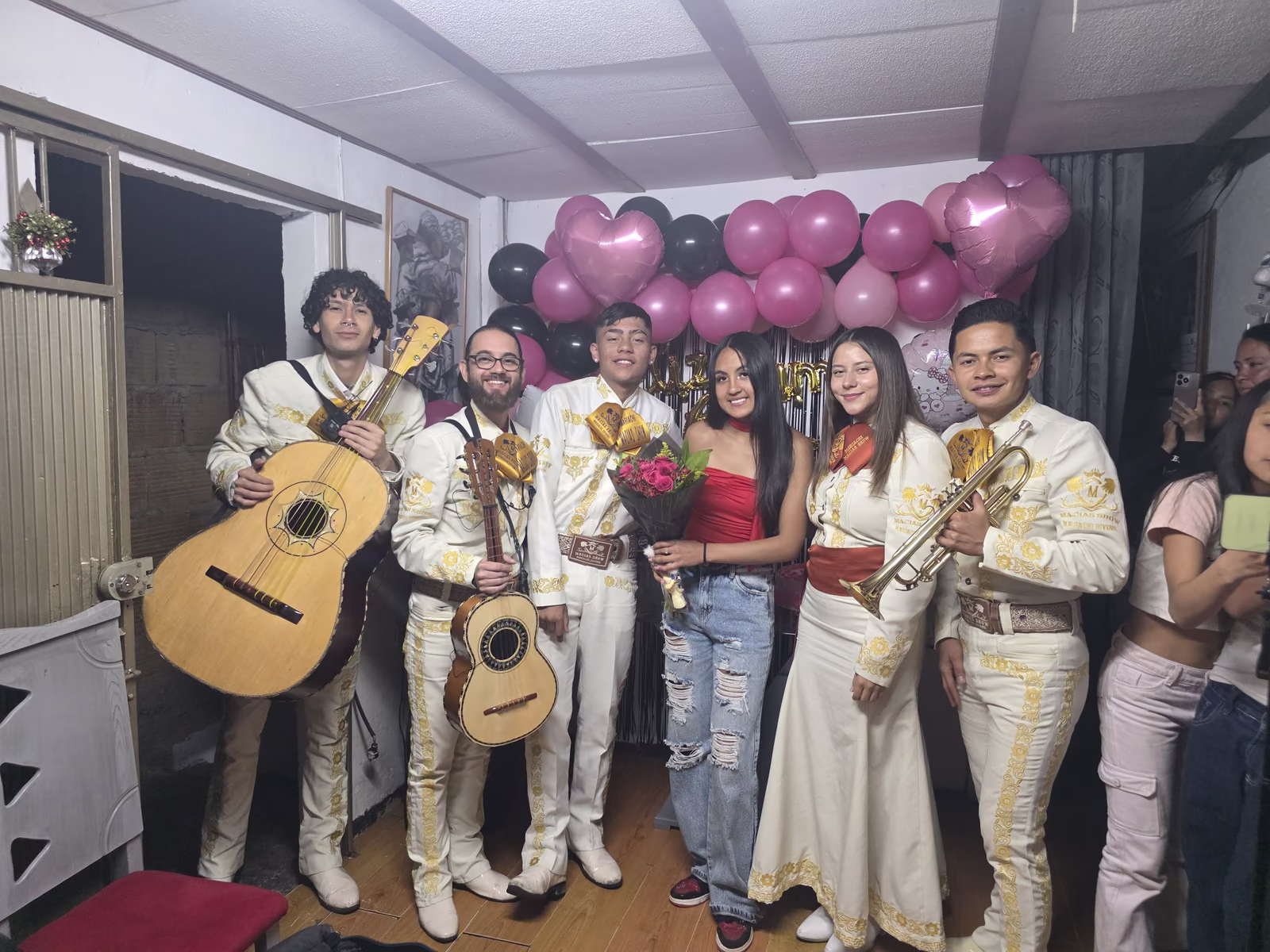 Mariachis Bogotá Macías Show en serenata sorpresa con grupo de músicos en traje charro