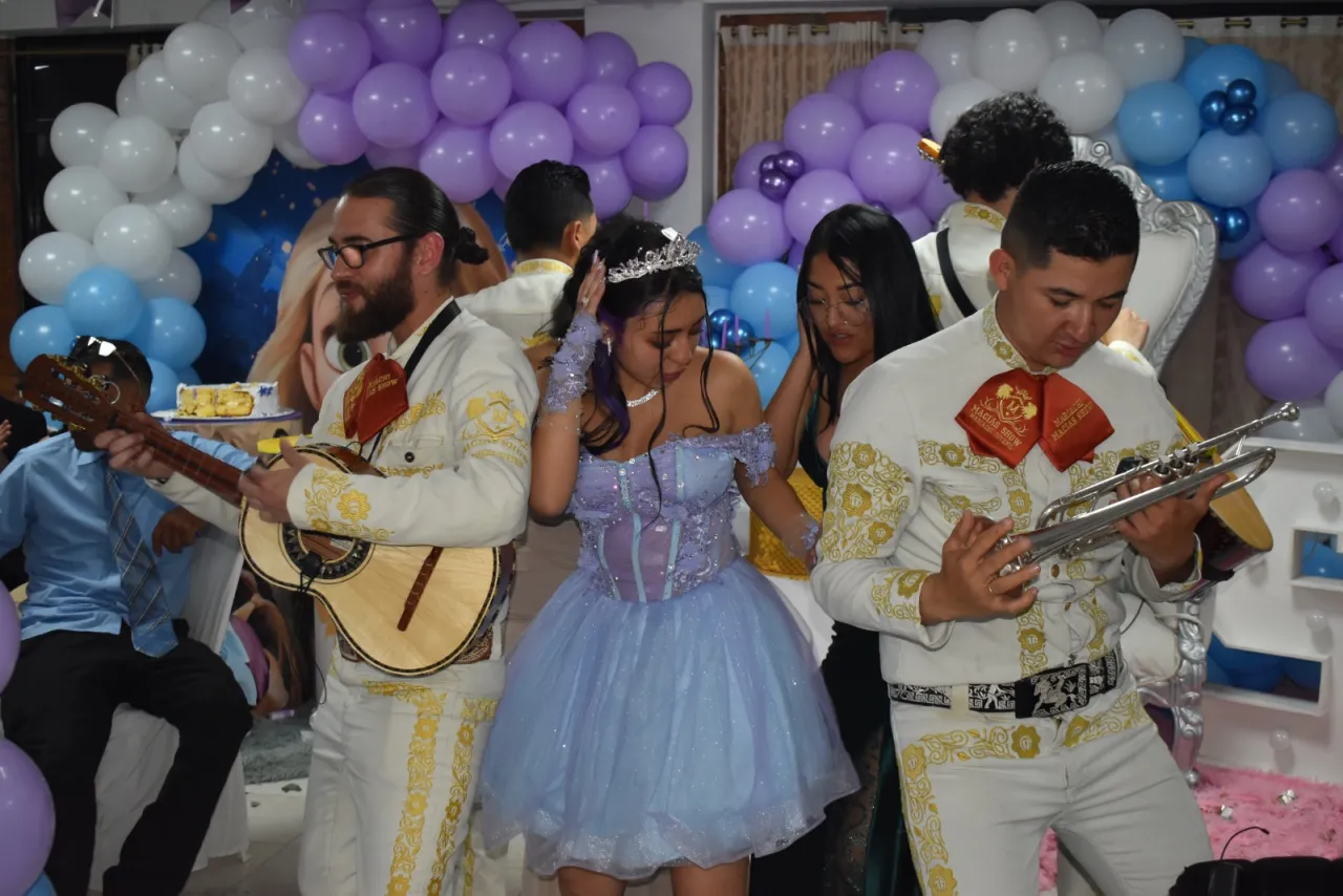 Mariachi tocando en vivo durante una serenata de 15 años en Suba, Bogotá