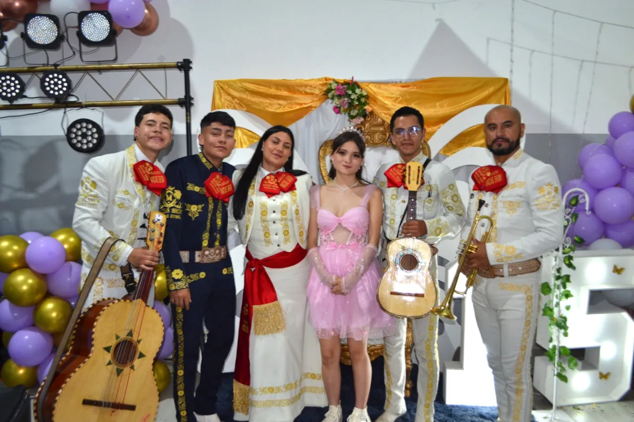 Mariachis en Suba con trajes de gala en una fiesta de 15 años en Bogotá
