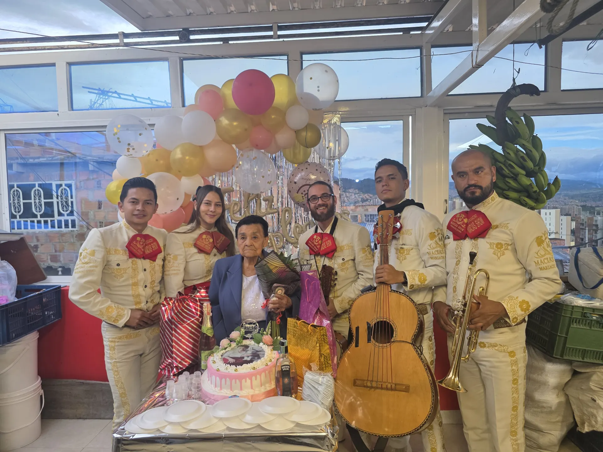 Grupo de mariachis en Suba con trajes de gala durante una serenata con show en vivo