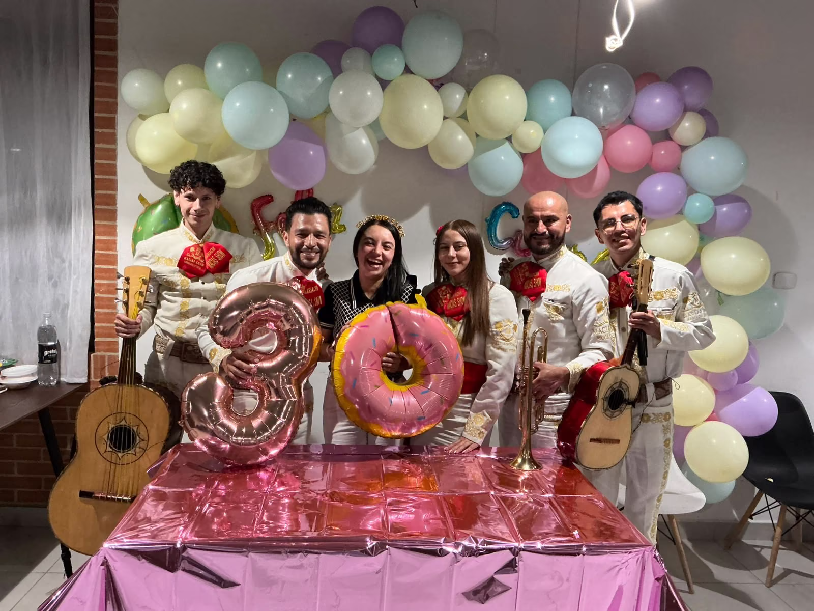 Mariachis Macías Show interpretando su repertorio en una fiesta de cumpleaños de 30 años en Bogotá